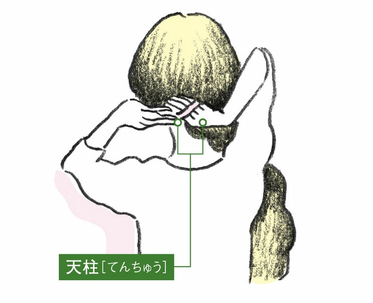 疲れ目や肩コリ対策に天柱(てんちゅう)のツボをほぐす。