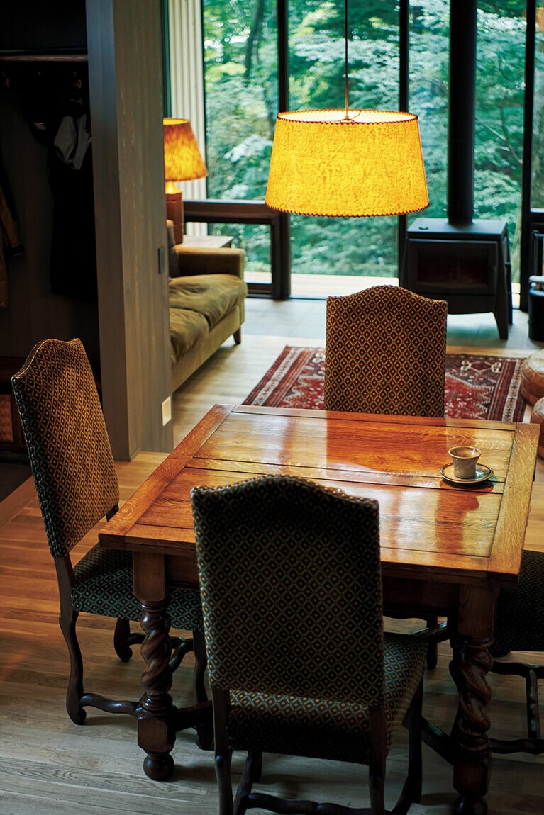 ダイニングテーブルは「ロイズ・アンティークス」で見つけたエクステンションタイプ。普段は4人がけ。いざという時は天板を伸ばして10人まで対応できる。家はこのテーブルのサイズに合わせて設計された。椅子は「DEMODE FURNITURE」のアンティーク、ペンダントライトは大阪の「TRUCK」。