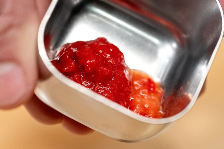 あまおうのセミドライ、ピュレ、生を混ぜる。