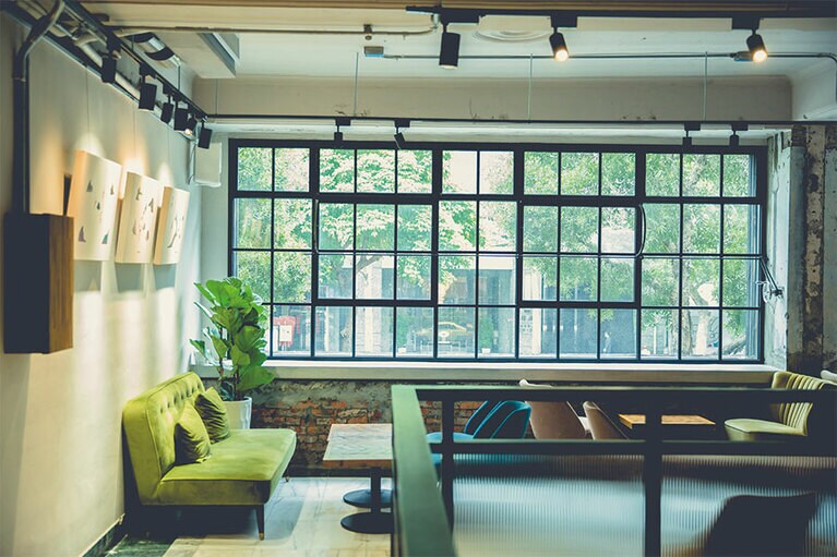 大きな窓のそばが人気。