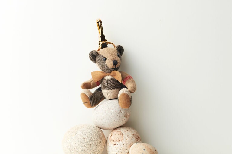 トーマスベア チャーム ウィズ　ボウタイ 44,000円／バーバリー（バーバリー・ジャパン）