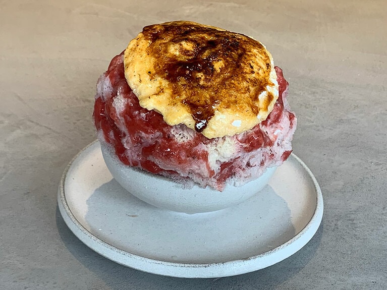 春に提供されていた「苺とシブースト」は、かき氷の上で、炎を使って仕上げる。2,300円。