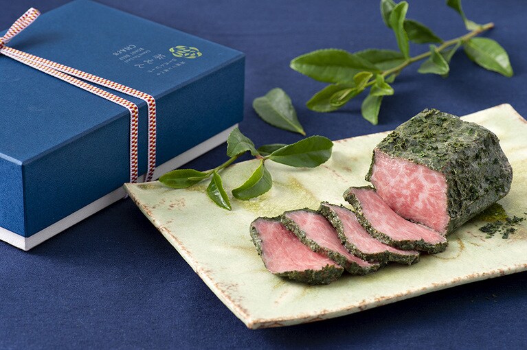 深みのある紺色に、アクセントには真田紐を。シンプルなデザインで高級感を感じられるパッケージは、贈答や大切な方への手土産としても利用できる。