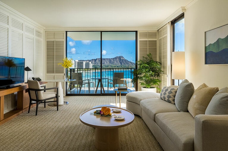 リビングから海の向こうにダイヤモンドヘッドを眺められる“ダイヤモンドヘッド プライム スイート”。