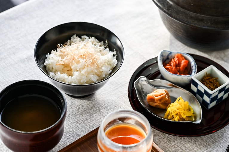 「本枯節ふわふわ削り」をかけたごはんと、「香の物」「湘南ちりめん山椒」。手前は、毎日仕込む「手作り豆腐 鼈甲あん」。