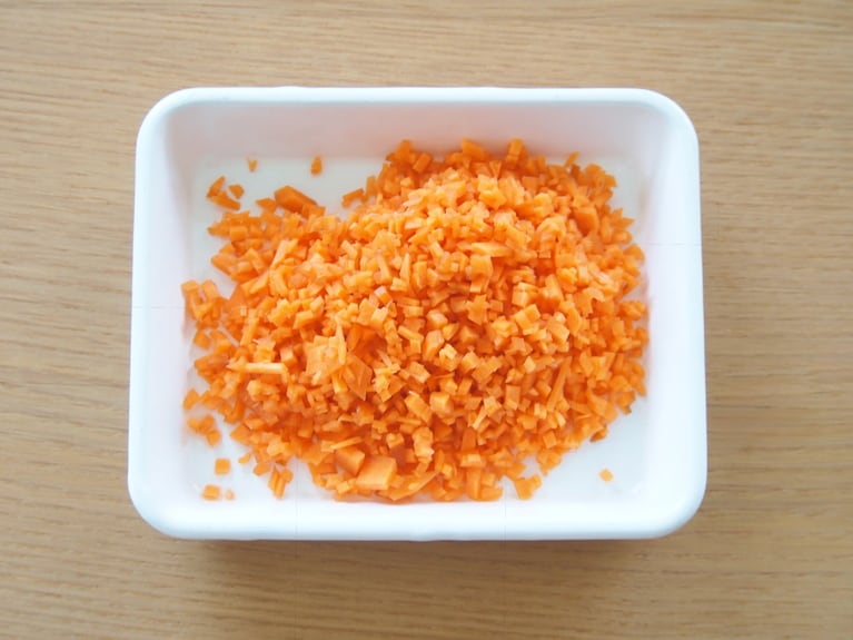 人参はみじん切りにする。