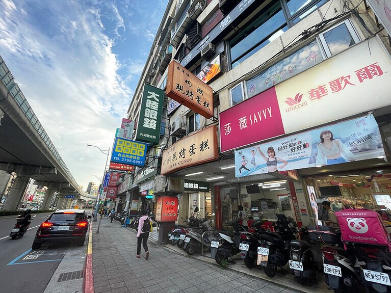 大通りに面した店舗。渋いオレンジの看板が目印です。