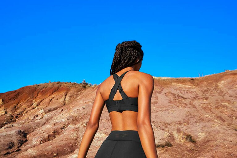 フィット感を得たいときはストラップを交差させて。