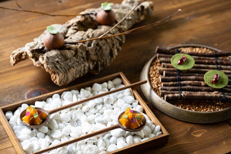 コースの幕開けは3品のアミューズから。クロモジの枝で刺した「ジビエドッグ」。スプーンには「佐渡の毛蟹」。猪のリエットを詰めた「タルト」。