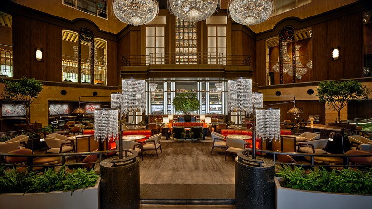 クラシカルな優雅さとモダンな感性を融合させた、ロビー2階「Nineteen Eighty Lounge & Bar」。