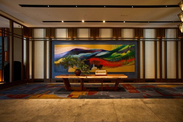 「ウォルドーフ・アストリア大阪」の玄関は、格式を感じさせる重厚さ。