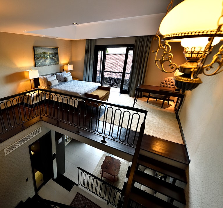 ウッドスイート（朝食付き1室 8,300タイバーツ～）。このほか、メゾネットタイプは2室。全11室のゲストルームはすべて異なるインテリアだ。