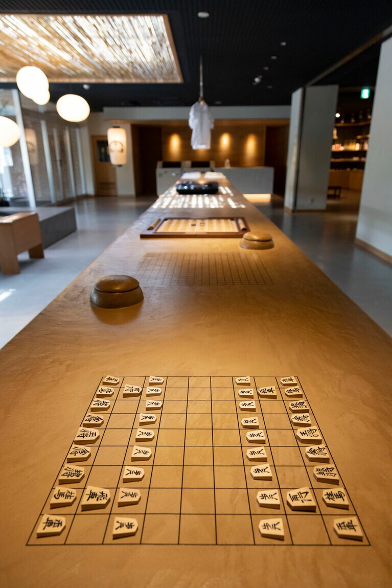【旅籠屋 定山渓商店】ロビーにはゲームボード付きのテーブル席のほか、ワーキングスペースになる席も。