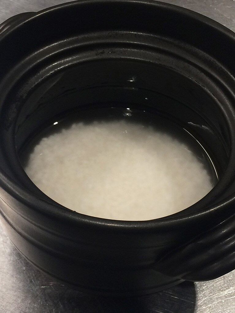 お店ではもっと大きな土鍋で炊きますが、今回は小さな土鍋で。