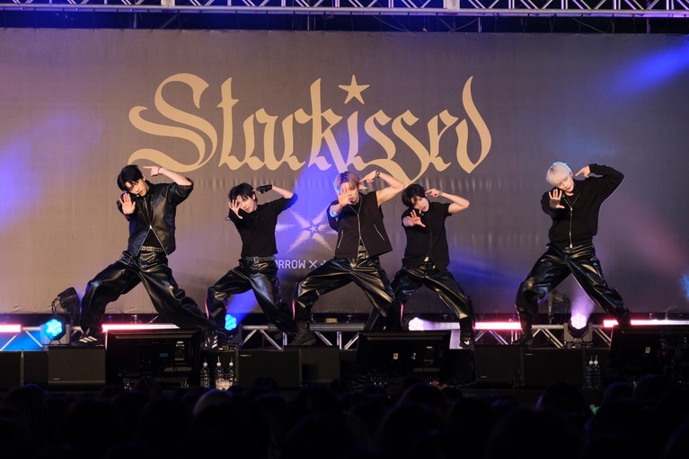 TOMORROW X TOGETHER。