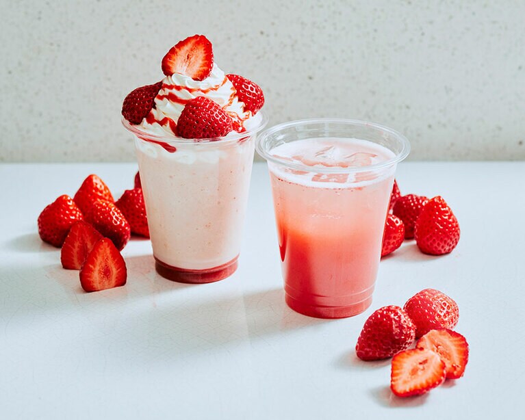 左から、生チョコっぺ あまおう 972円、カカオビネガーソーダ あまおう 648円。※小町店、長谷店、CHOCOLATE BANK、NEWoMan横浜店で販売。