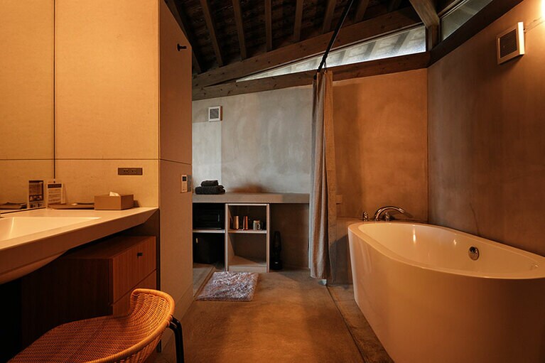 居住性とデザイン性の高い「伝泊 The Beachfront MIJORA」のゲストルーム。