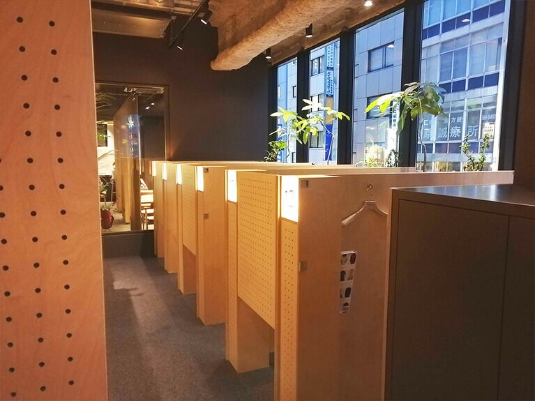 「Think Lab 銀座」。使用料金は300円／15分。オープン記念で3時間2,000円、6時間3,000円のお得なパックも。