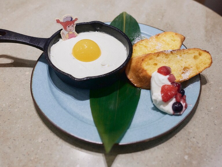 フライパン風にスキレットに盛り付けられています。1,580円。「パンちゃん親子の竹やぶミルク」とのお得なセットもあり。