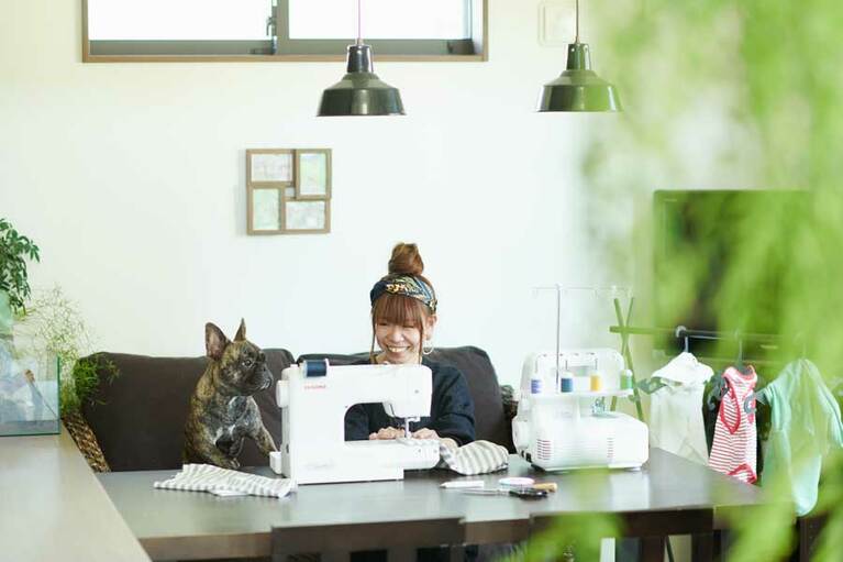 広々したダイニングテーブルが作業スペース。隣でかつおも興味津々。