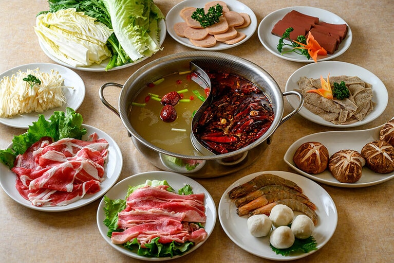 「上湯スープと麻辣スープの鍋」。