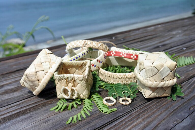 ナチュラルな風合いがいい感じのピアスやブレスレット。