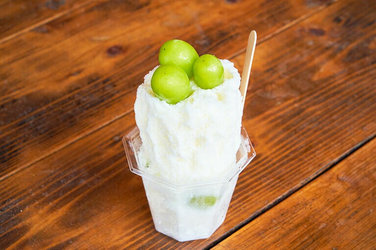 取材時にはシャインマスカットのかき氷も。毎日市場から旬のフルーツを仕入れて、冬でもかき氷を提供している。
