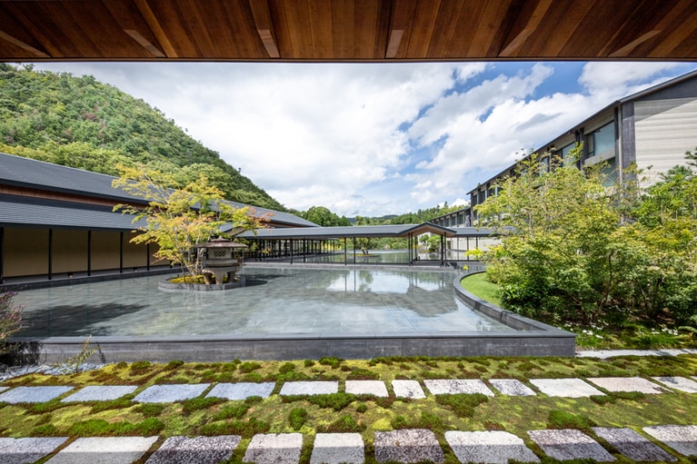 静謐な水面に空を映し、このリゾートならではの美景を生み出す水盤。