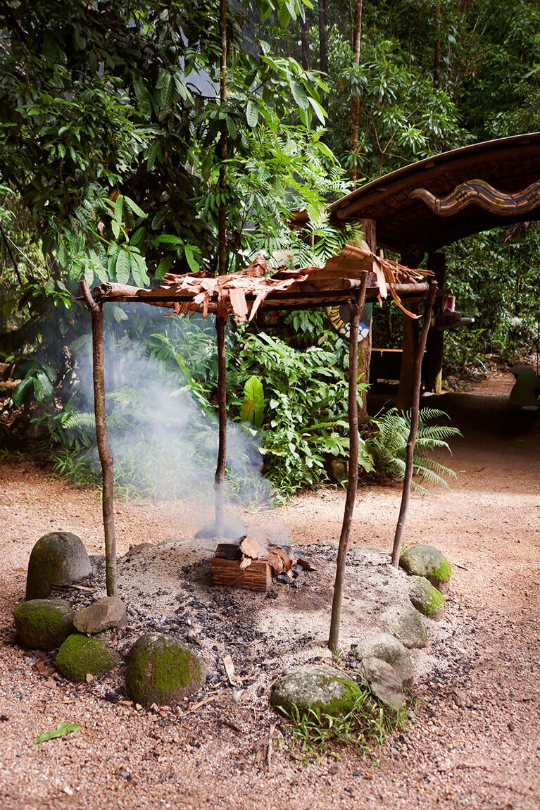 火の上にはペーパーバークと呼ばれる木の皮を重ねて。乾燥させ、屋根に使うと雨を避け、断熱材にもなる。