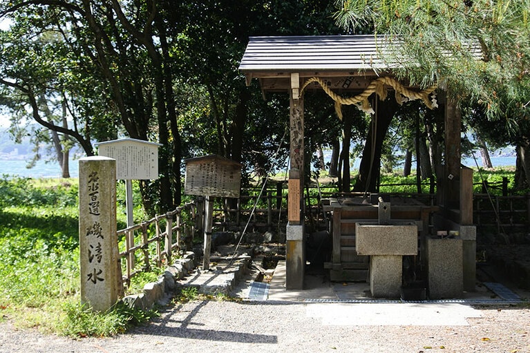 「日本の名水百選」に選ばれている、天橋立の磯清水。和歌にも詠まれています。