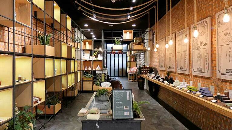 【大春煉皂(ターツンリエンザオ)】落ち着いた雰囲気の店内ではゆっくりと買い物ができます。日本語ができる店員さんが色々とアドバイスしてくれます。