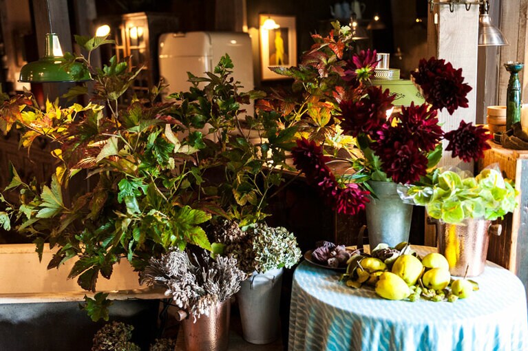 シックな花とグリーンで大人なコーデ。