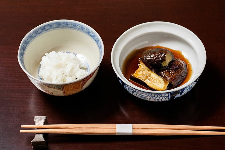 鮎の内臓の塩漬けとともに炊き上げる“うるか茄子”。ほろ苦くて旨い……、に開眼する伝統の逸品。