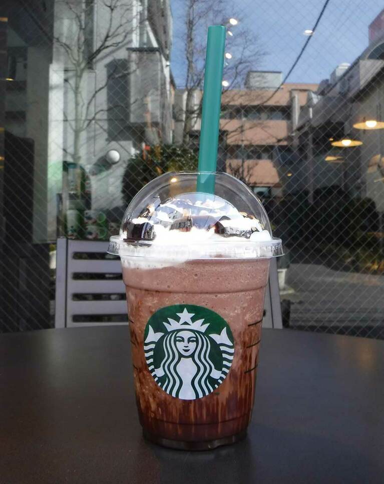 チョコレートwithアーモンドプラリネフラペチーノ Tallサイズのみ 590円。