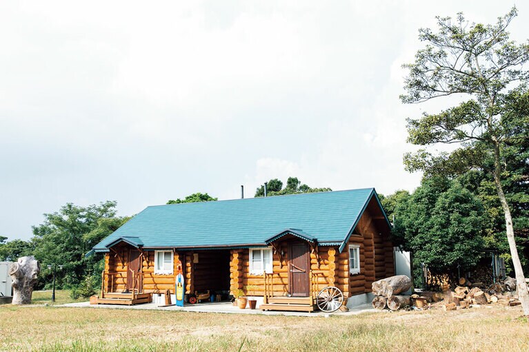 絵本のワンシーンを思わせる丸太小屋。シベリアから取り寄せた木材は耐久性があり、香りも豊か。（IZBA　福岡）