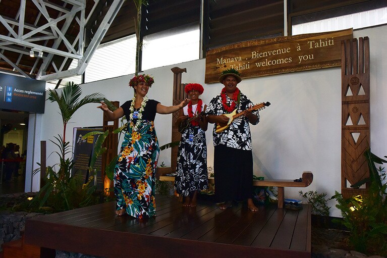 タヒチのファアア国際空港に到着後、タヒチアンソングで迎えられ、気分はパラダイス。