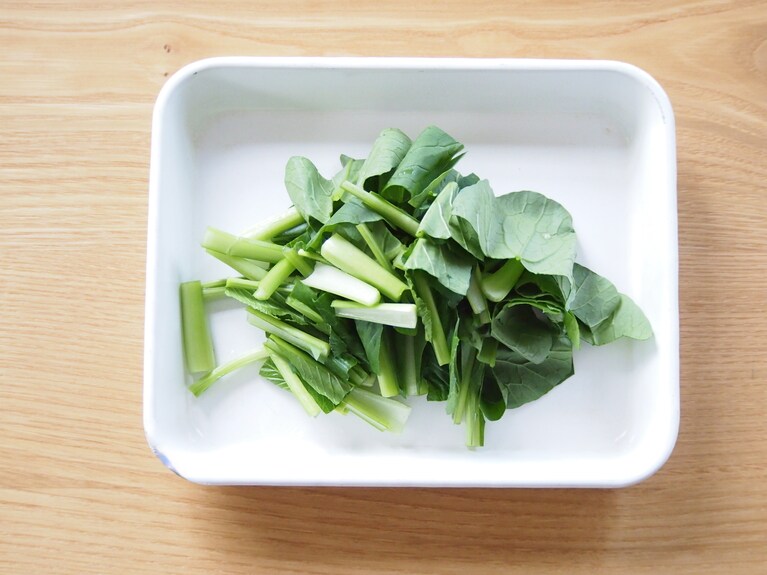小松菜は株を切り落とし、4センチ長さに切る。