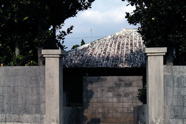 門の間、家屋の前に立つ塀「ソーンジャキ」。コンクリートやテーブルサンゴを重ねたものも。