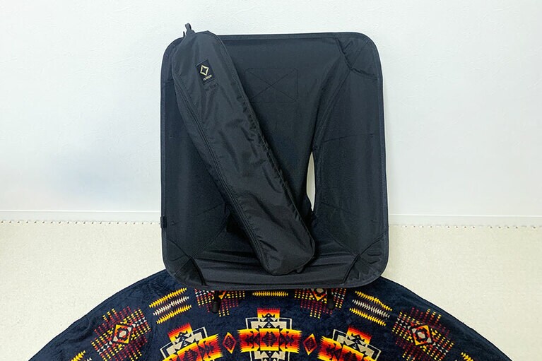 大きめのテーブルも、こんなに小さくまとまります。チェアも小さくたためるので、まとめてクローゼットにしまえばすぐ日常に。