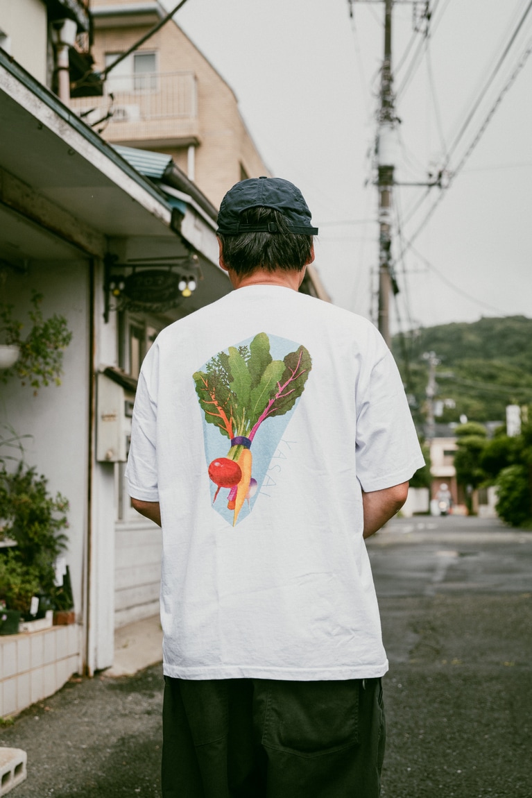 WAPEZUE graph yasai Tシャツ 6,820円。バックにはイラストレーター・一乗ひかるさんによるイラスト。