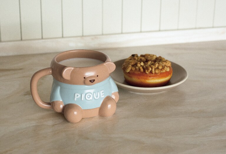 愛らしさと機能性を兼ね揃えたグッズはギフトに抜群。とびきりキュートなベア形のマグカップ。大きめサイズなので、スープマグとしても。ベアマグカップ 4,950円。