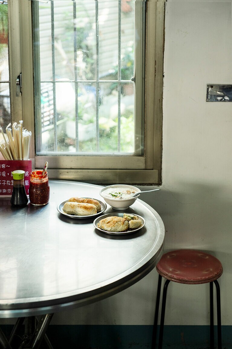 同じ料理でも、引いて撮ると、お店のノスタルジックな雰囲気が伝わる写真に。