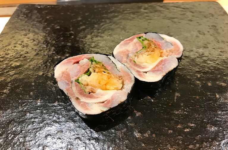 同じく根室のイワシは薬味とともに海苔巻きで。