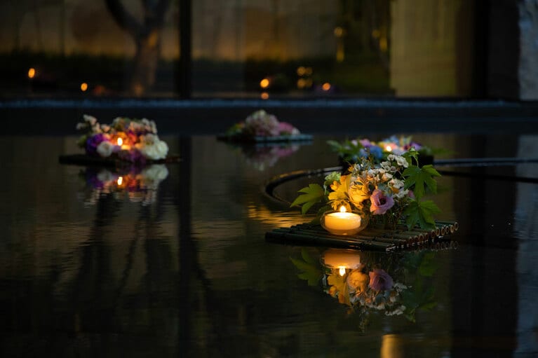 夕暮れの水盤に明かりが灯る “サンセット・リチュアル” (中止の場合もあり)。