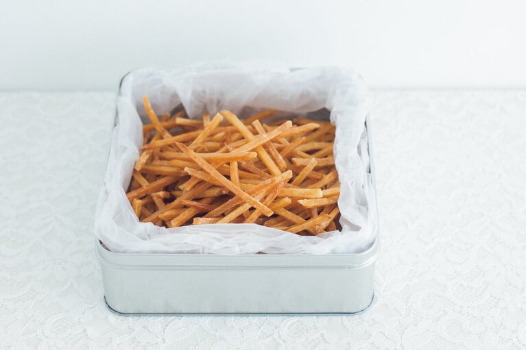 「缶入り特撰芋けんぴ」750g 3,500円／芋屋金次郎