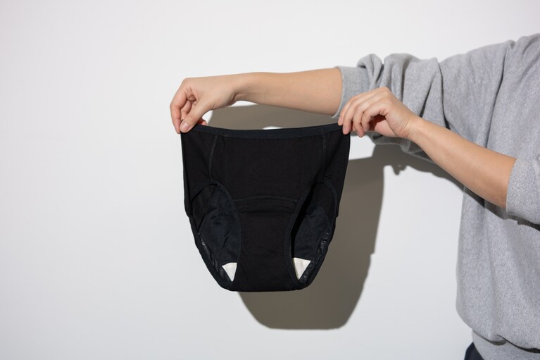 6層構造の吸水サニタリーショーツ。1,998円。