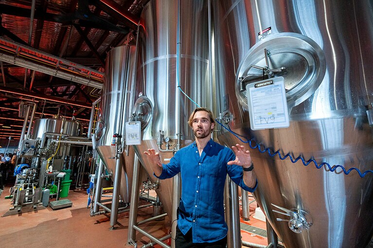 醸造所を案内してくれたジェレミーさん。