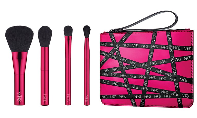 アンラップド ミニブラシセット 8,910円。セット内容：ブラッシュブラシ、ハイライターブラシ、クリース／ブレンディングブラシ、オールオーバーシェーダーブラシ、ポーチ。発売日：11月5日(金)NARSカウンター、NARS取扱各ECサイト、@cosme SHOPPING、NARS Cosmetics オフィシャルサイト限定発売。