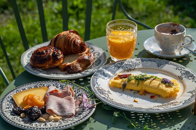 太陽の下でいただく朝食は格別。オムレツには新鮮なハーブを散らして。