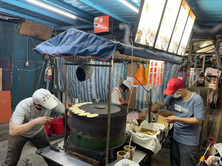 焼餅は全て出来立てを販売。ノンストップで焼き続けています。